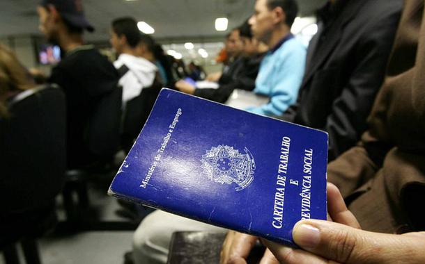 Pessoas que procuram emprego no Centro de Solidariedade ao Trabalhador da For硠Sindical.