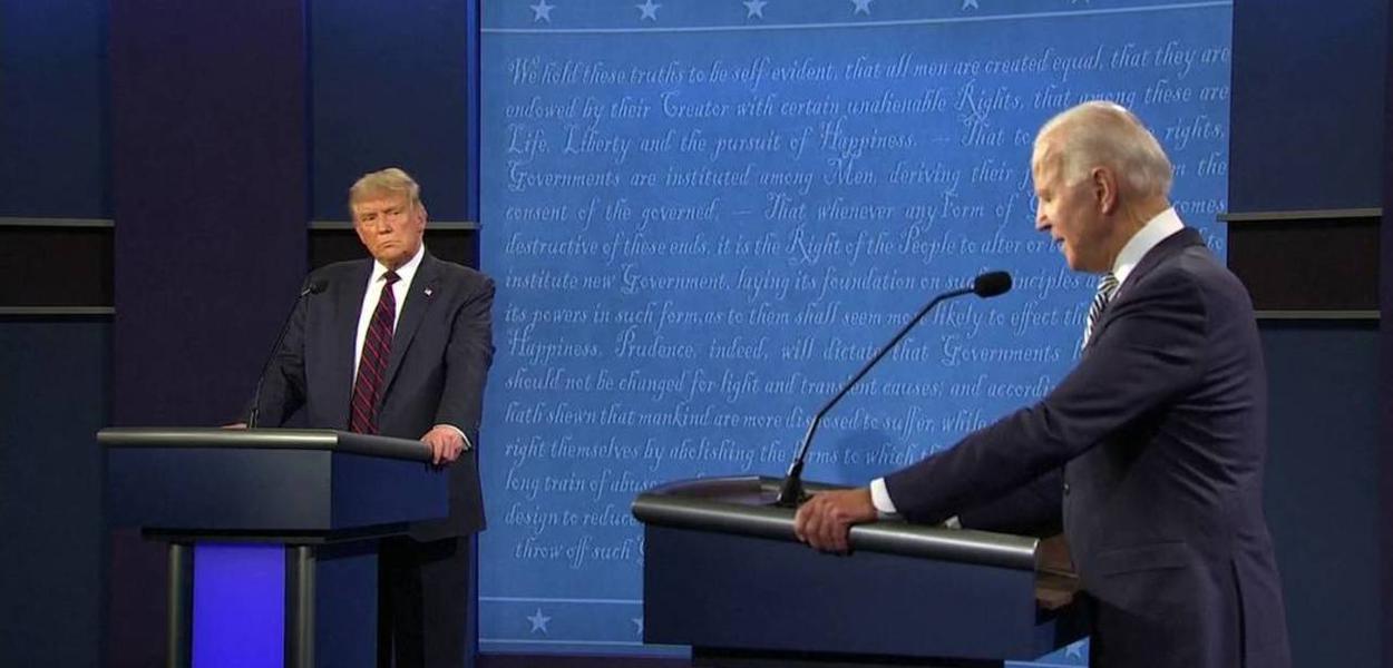 Donald Trump e Joe Biden durante debate em Cleveland