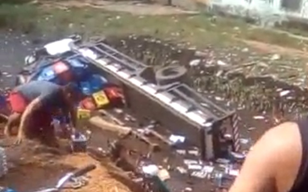 Caminhão de cerveja tomba e pessoas fazem saque