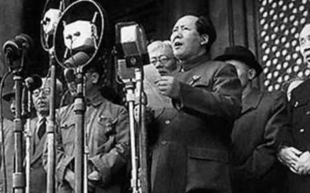 Mao Tsetung proclama fundação da República Popular da China, em 1º de Outubro de 1949, após triunfo da revolução