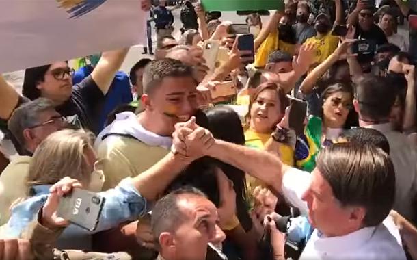 Bolsonaro cumprimenta pessoas no aeroporto de Campina Grande (PB)
