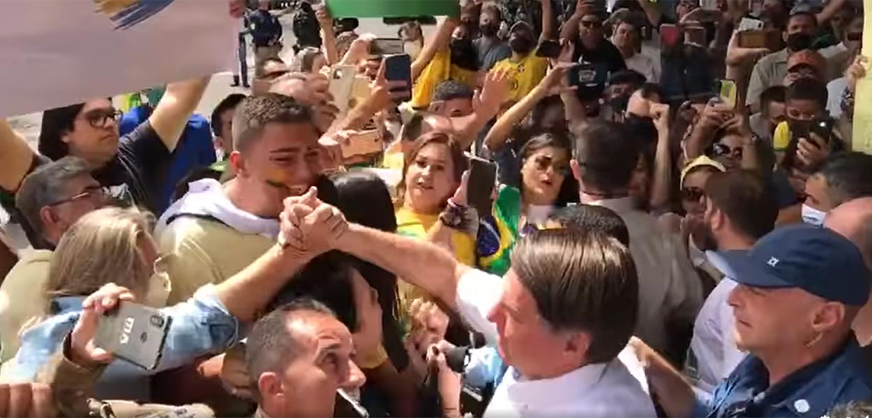 Bolsonaro cumprimenta pessoas no aeroporto de Campina Grande (PB) (Foto: Reprodução/Facebook) Bolsonaro cumprimenta pessoas no aeroporto de Campina Grande (PB)