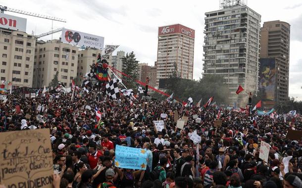 Protesto demandando reformas governamentais no Chile