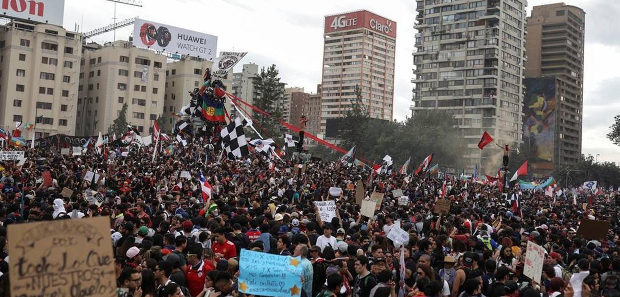 Protesto demandando reformas governamentais no Chile