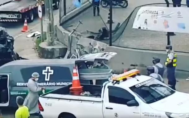 Carro capota e bate em muro no município de Osasco (SP)