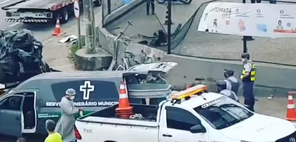 Carro capota e bate em muro no município de Osasco (SP)