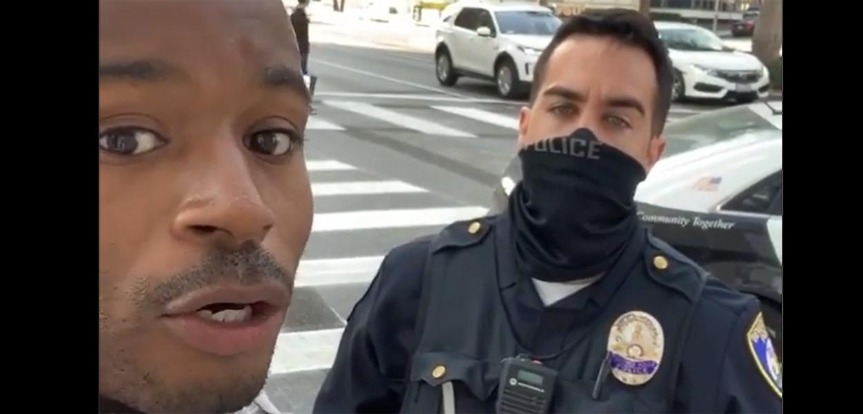 Salehe Bembury sendo abordado por policiais