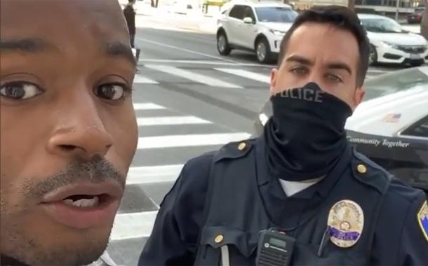 Salehe Bembury sendo abordado por policiais