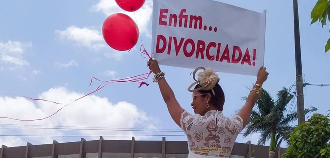 Após sair de relacionamento abusivo, recém-divorciada faz ensaio de fotos para celebrar e viraliza