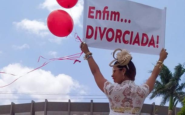 Após sair de relacionamento abusivo, recém-divorciada faz ensaio de fotos para celebrar e viraliza