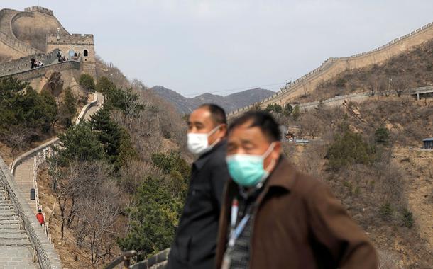 Mesmo de máscara, turistas já são vistos na Muralha da China.