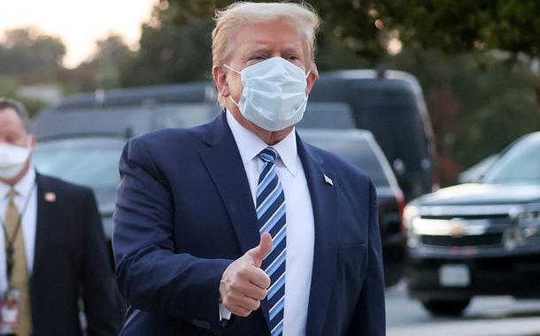Trump faz sinal positivo para jornalistas e fotógrafos ao deixar o Centro Médico Walter Reed 05/10/2020