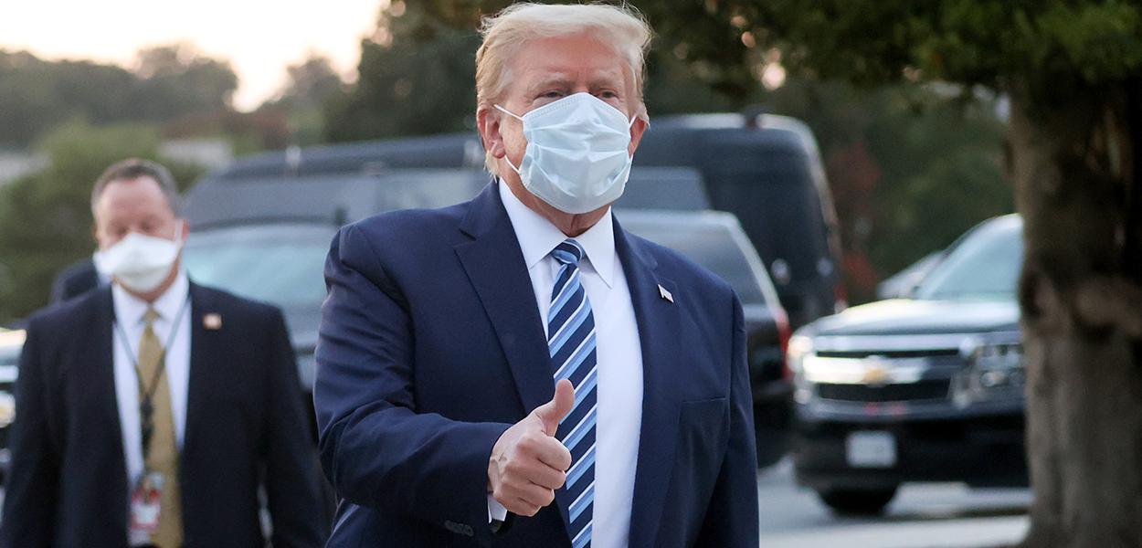 Trump faz sinal positivo para jornalistas e fotógrafos ao deixar o Centro Médico Walter Reed 05/10/2020