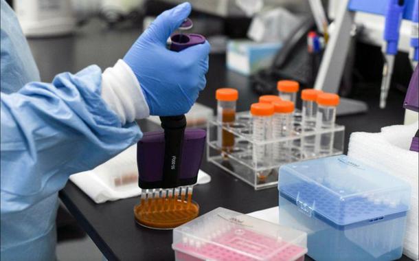 Pesquisador faz testes nos Laboratórios Biogenix, que fazem esses procedimentos de detecção relacionados à Covid-19, em Masdar, Abu Dhabi, Emirados Árabes