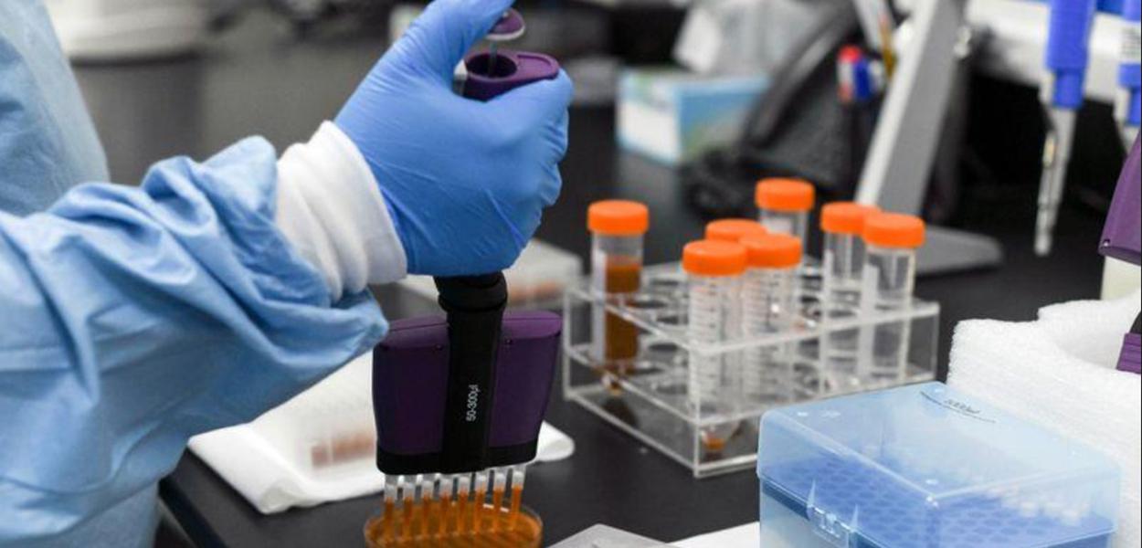 Pesquisador faz testes nos Laboratórios Biogenix, que fazem esses procedimentos de detecção relacionados à Covid-19, em Masdar, Abu Dhabi, Emirados Árabes