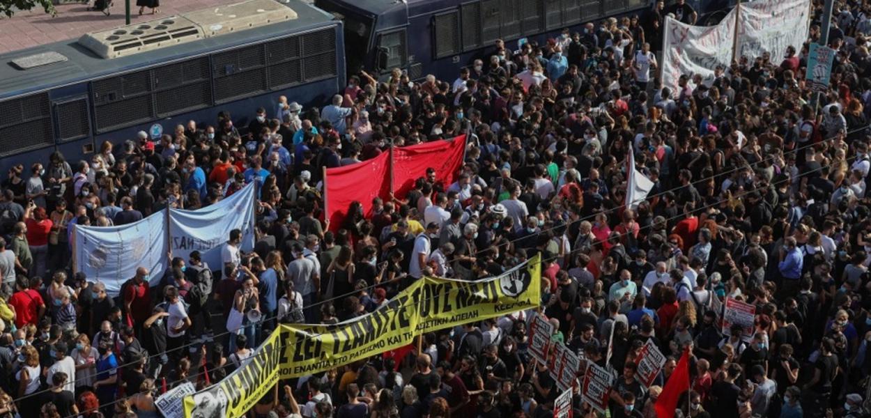 Manifestantes comemoram condenação de partido neofascista na Grécia