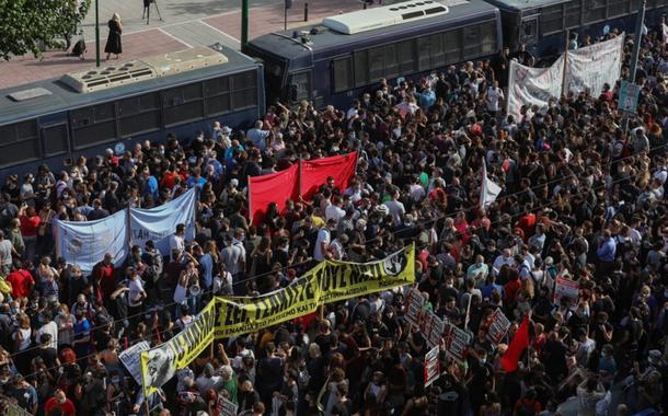 Manifestantes comemoram condenação de partido neofascista na Grécia