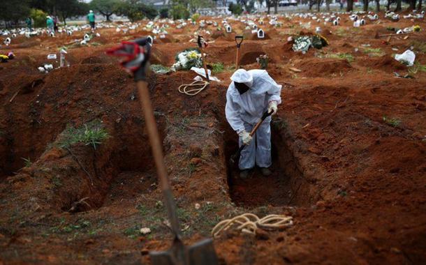 Covas abertas em cemitério de São Paulo (SP) em meio à pandemia de coronavírus 16/07/2020