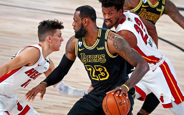 LeBron James com a bola e Butler atrás