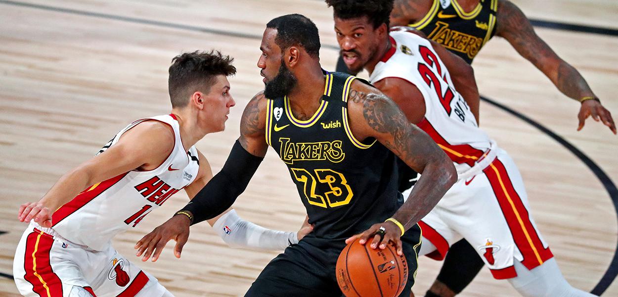 LeBron James com a bola e Butler atrás