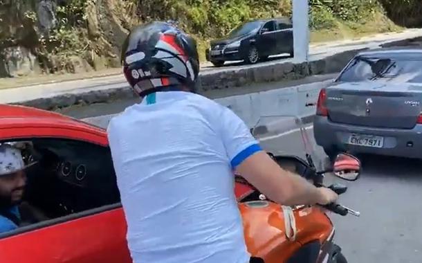 No dia em que o Brasil ultrapassa 150 mil mortos de covid, Bolsonaro passeia de moto pelo Guarujá