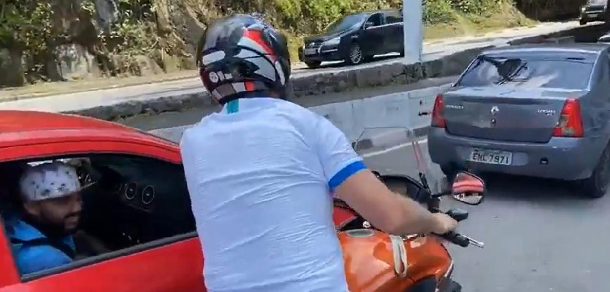 No dia em que o Brasil ultrapassa 150 mil mortos de covid, Bolsonaro passeia de moto pelo Guarujá