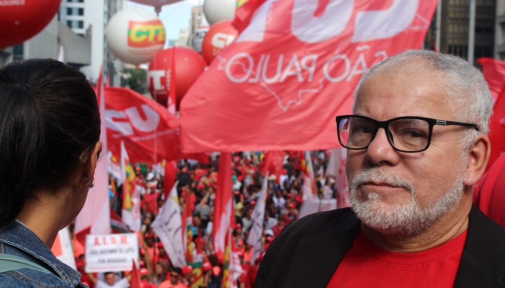 Antônio Carlos, do PCO, em manifestação contra o golpe