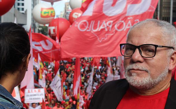 Antônio Carlos, do PCO, em manifestação contra o golpe