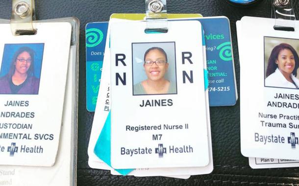 Os três crachás de Jaines Andrades no no Baystate Medical, em Springfield, Massachussetts