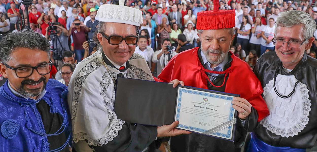 Lula recebe título de Doutor Honoris Causa da Uneal, em Arapiraca (AL) em 2017 (Foto: Ricardo Stuckert) Lula recebe título de Doutor Honoris Causa da Uneal, em Arapiraca (AL) em 2017