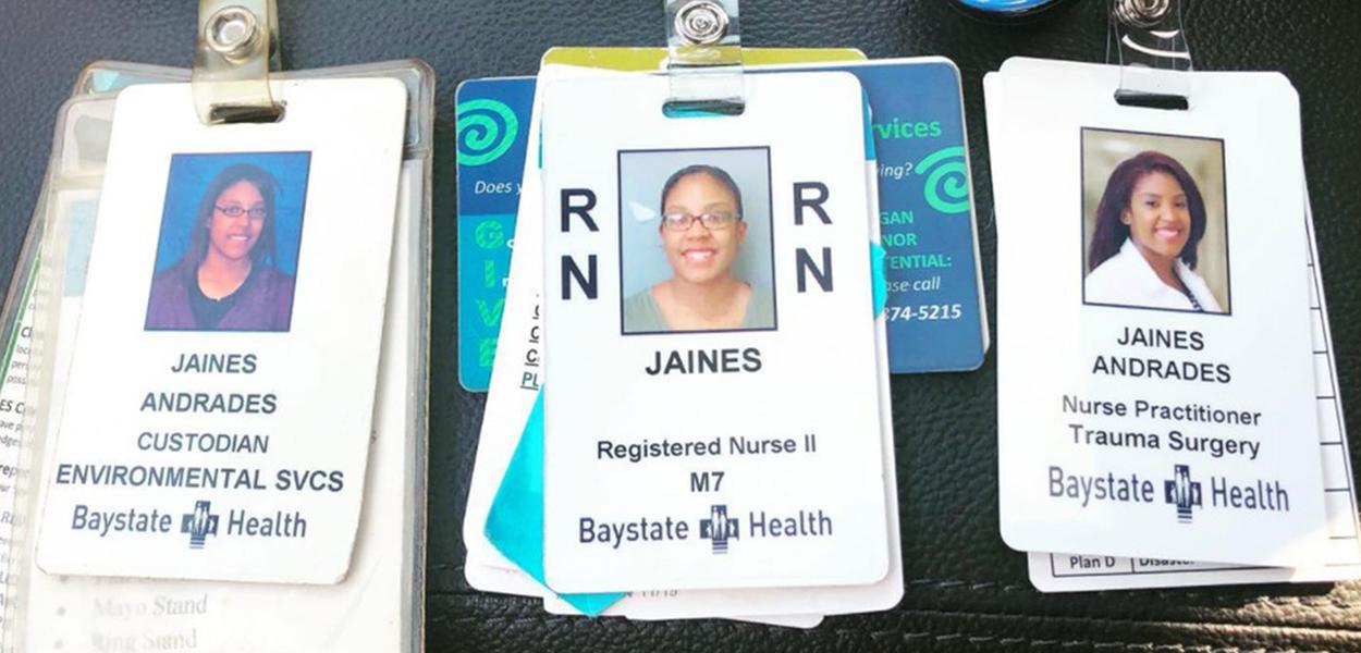 Os três crachás de Jaines Andrades no no Baystate Medical, em Springfield, Massachussetts