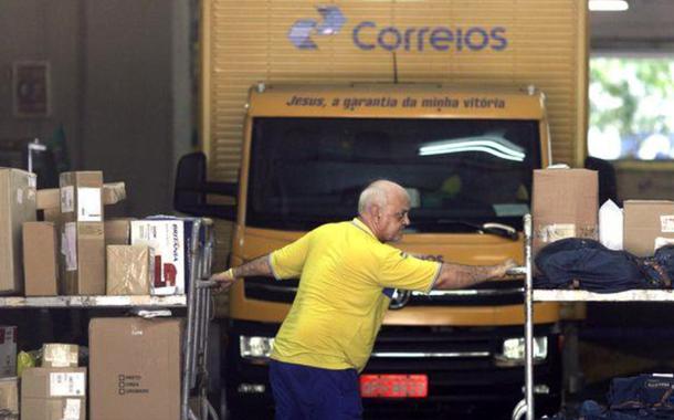Funcionário trabalha na sede dos Correios no Rio de Janeiro