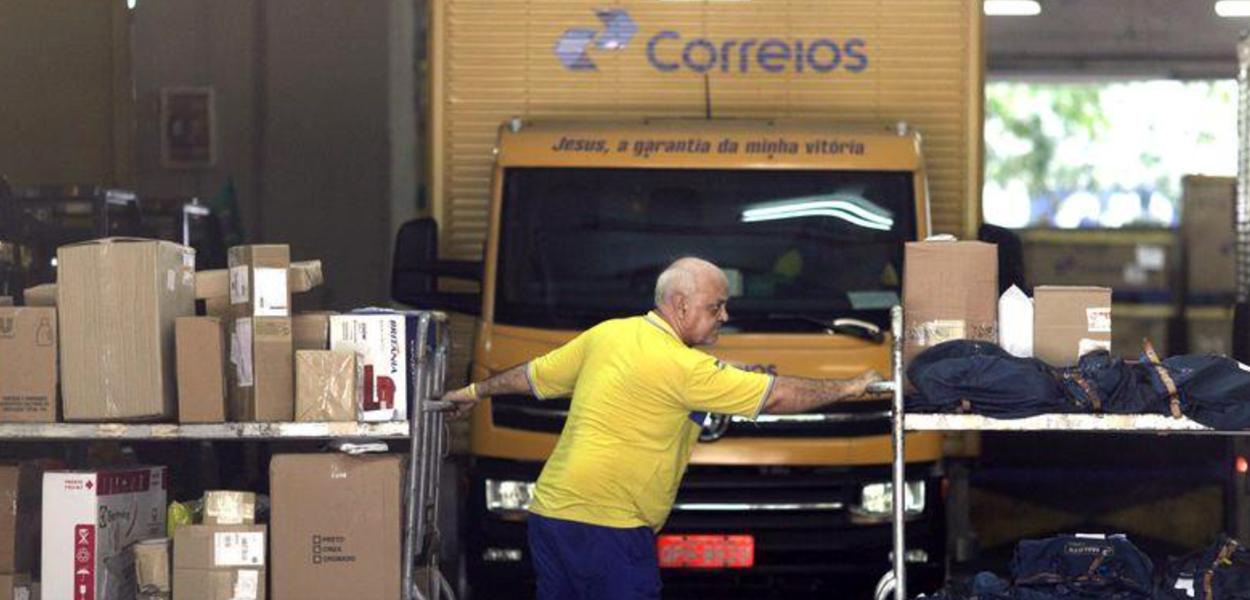 Funcionário trabalha na sede dos Correios no Rio de Janeiro