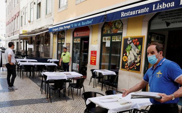 Garçom aguarda por clientes em restaurante no centro de Lisboa durante a pandemia do novo coronavírus (COVID-19) em Portugal