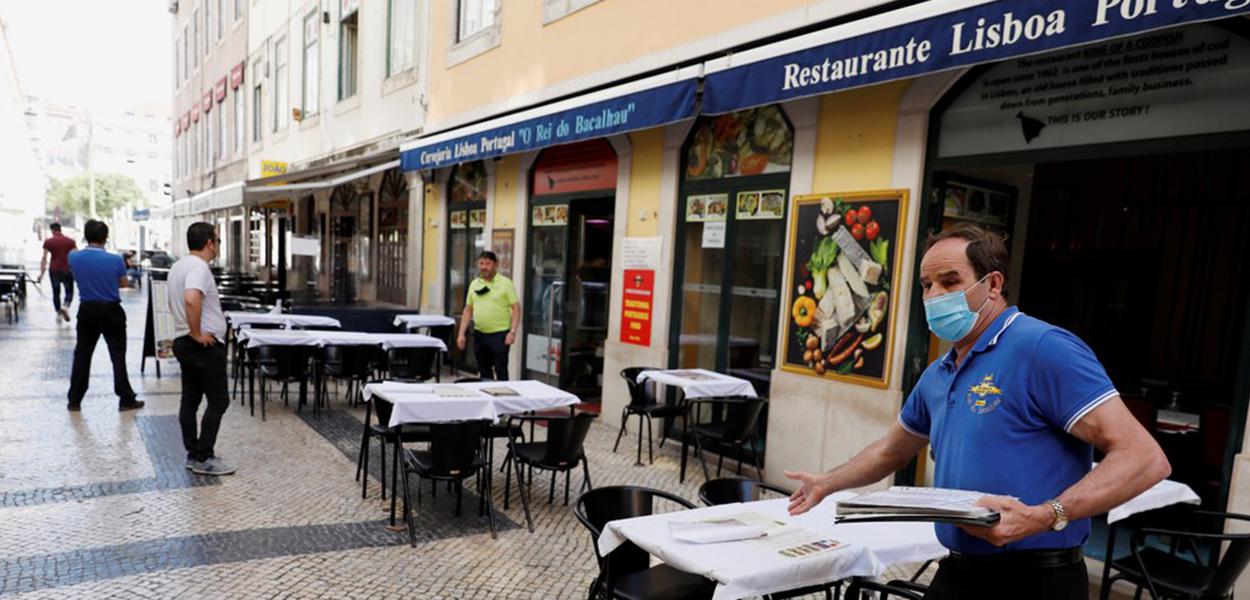 Garçom aguarda por clientes em restaurante no centro de Lisboa durante a pandemia do novo coronavírus (COVID-19) em Portugal