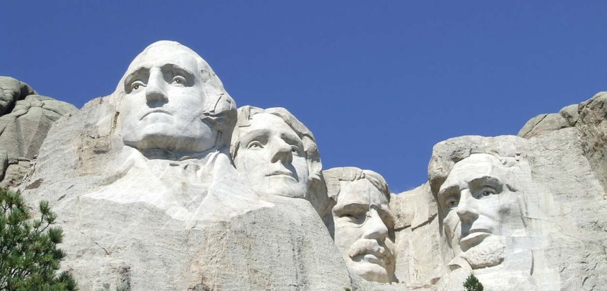 Washington (da esquerda), Jefferson e Lincoln (à direita) já foram reverenciados o suficiente para serem esculpidos no Monte Rushmore, mas agora são considerados moralmente impuros demais para terem seus nomes nas escolas de São Francisco.