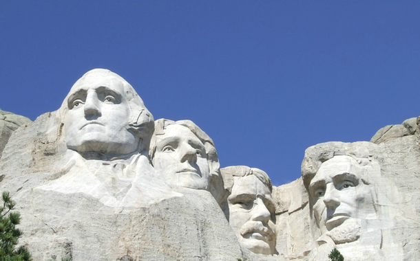 Washington (da esquerda), Jefferson e Lincoln (à direita) já foram reverenciados o suficiente para serem esculpidos no Monte Rushmore, mas agora são considerados moralmente impuros demais para terem seus nomes nas escolas de São Francisco.