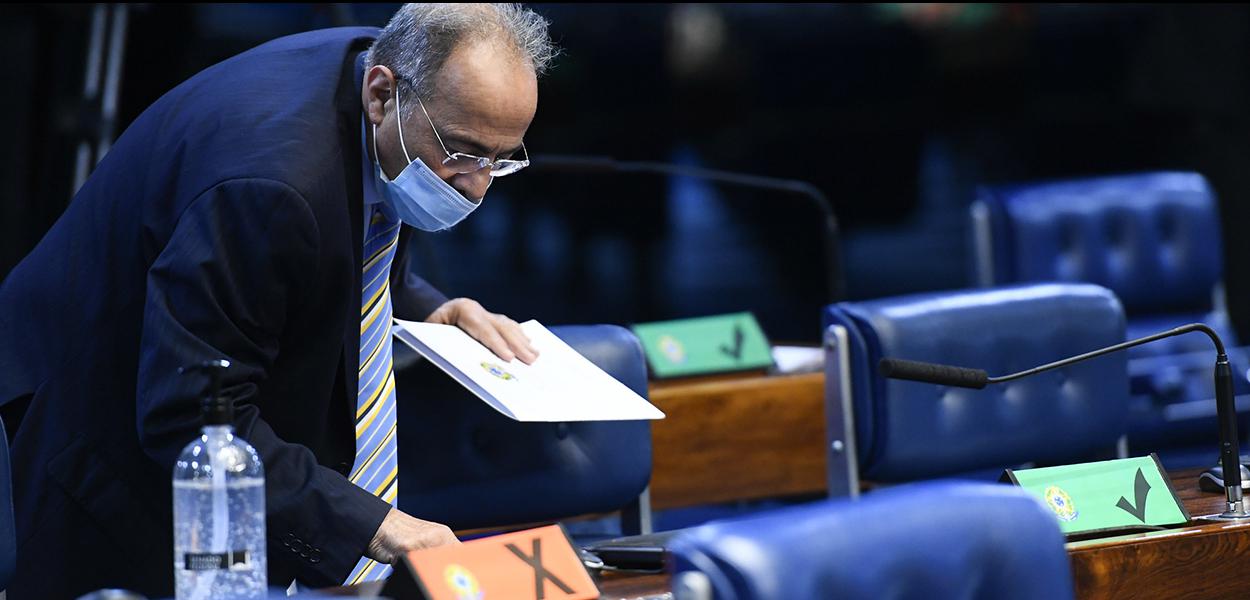 Senador Chico Rodrigues (DEM-RR) registra voto no teclado biométrico.