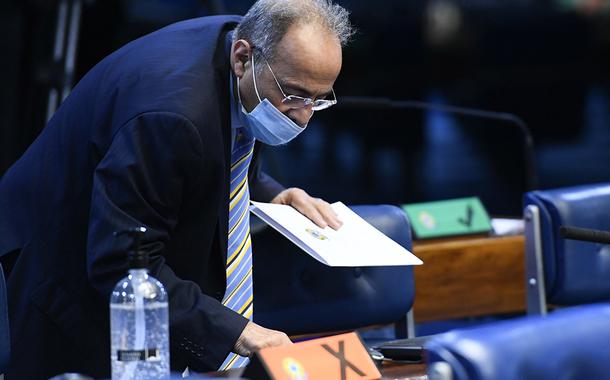 Senador Chico Rodrigues (DEM-RR) registra voto no teclado biométrico.