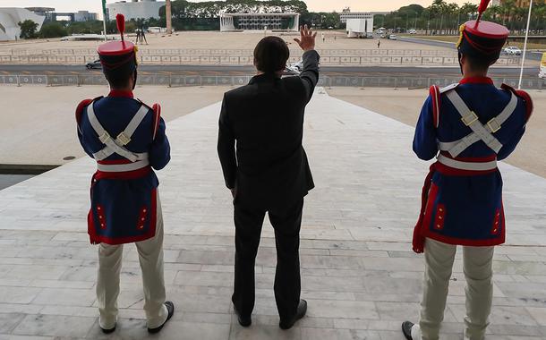 Presidente da República, Jair Bolsonaro, cumprimenta populares da Rampa do Palácio do Planalto. 13 de outubro de 2020