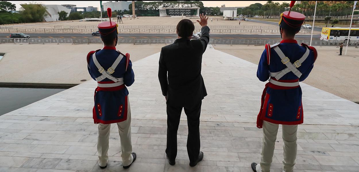 Presidente da República, Jair Bolsonaro, cumprimenta populares da Rampa do Palácio do Planalto. 13 de outubro de 2020