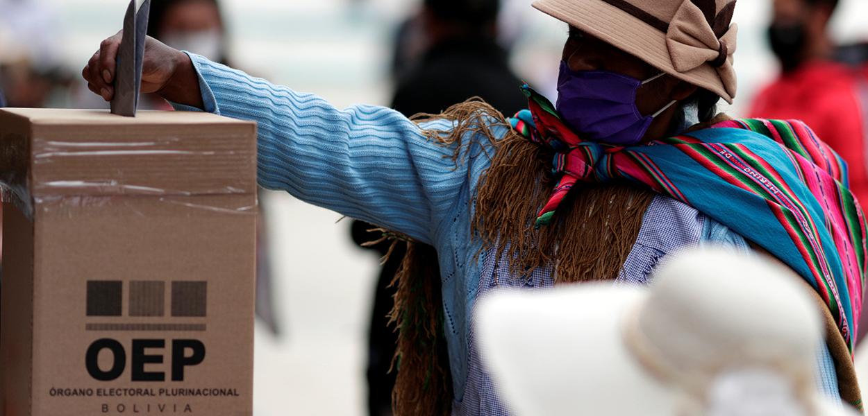 Boliviana vota em seção eleitoral durante a eleição presidencial em La Paz, Bolívia, 18 de outubro de 2020