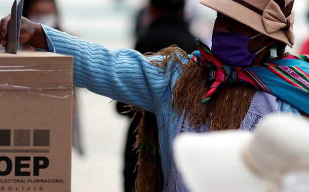 Boliviana vota em seção eleitoral durante a eleição presidencial em La Paz, Bolívia, 18 de outubro de 2020