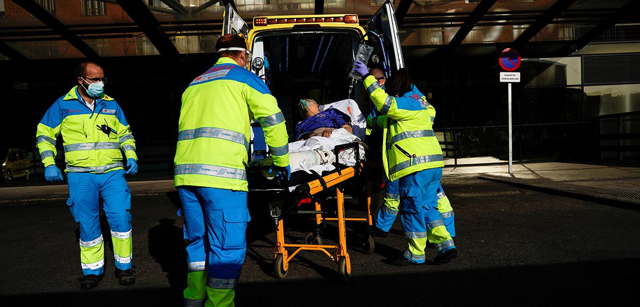 Equipes de emergência trabalham em Madri durante pandemia de Covid-19