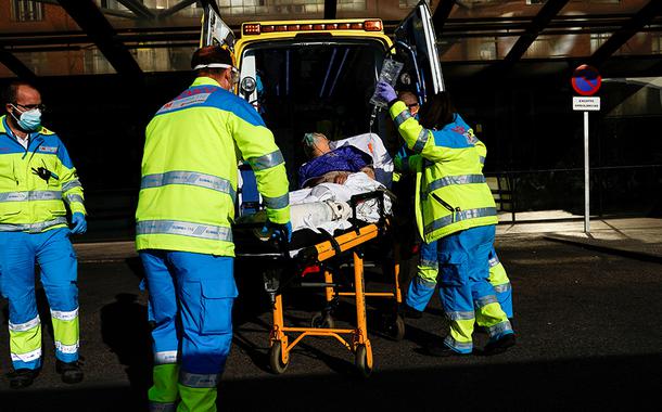 Equipes de emergência trabalham em Madri durante pandemia de Covid-19
