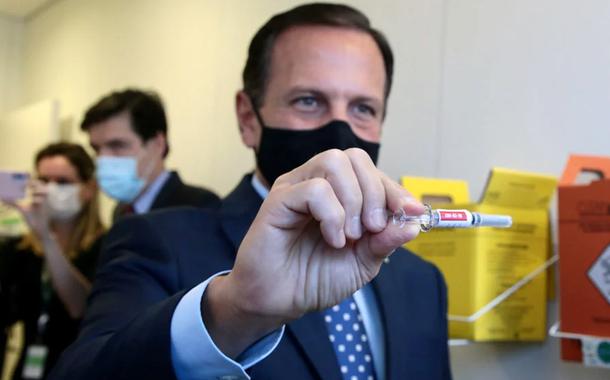 Governador João Doria segura caixa da CoronaVac