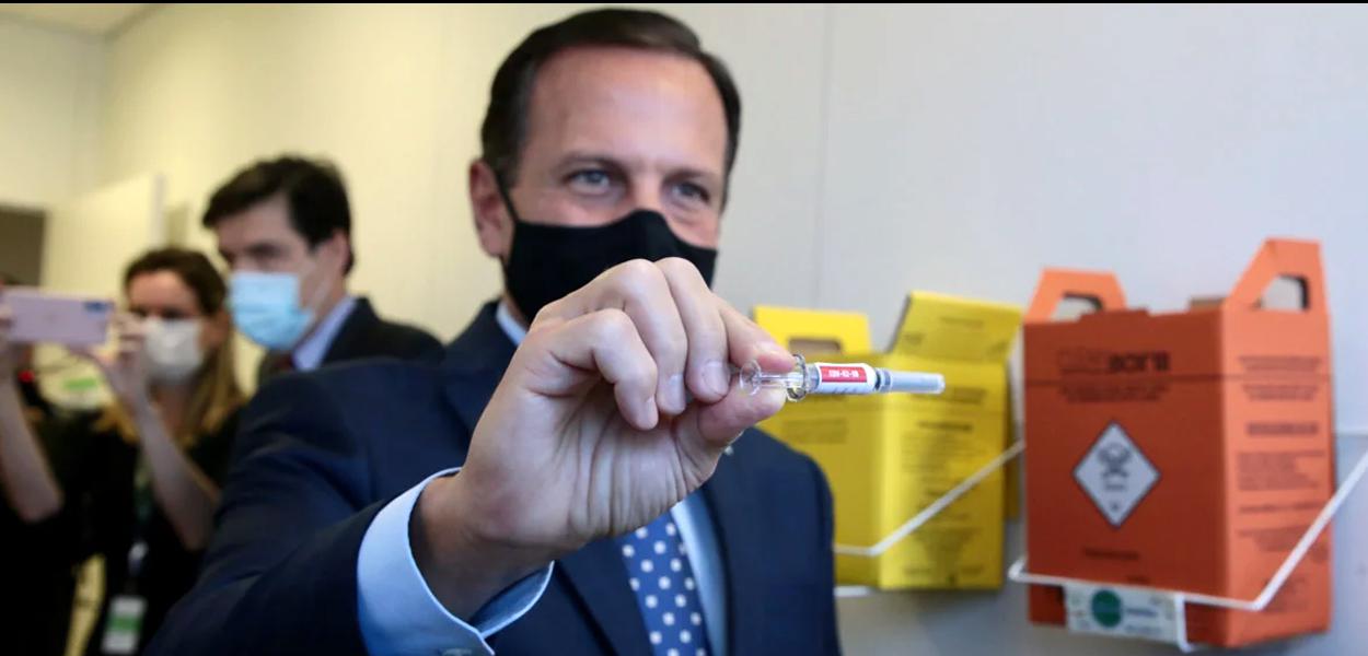 Governador João Doria segura caixa da CoronaVac