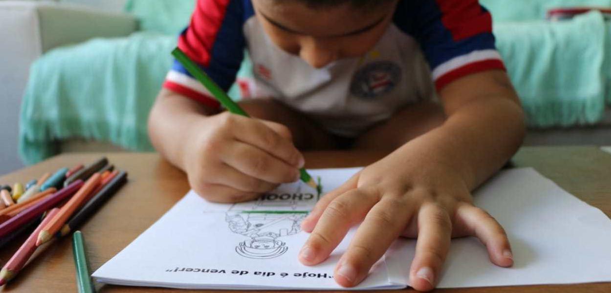 Criança estudando em casa