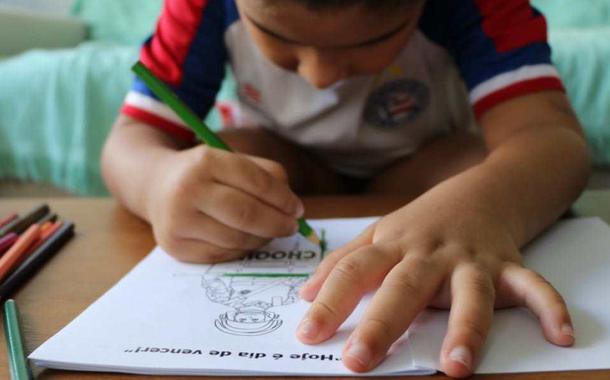 Criança estudando em casa