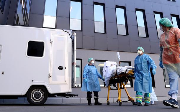 Vista externa de profissionais de saúde atendendo paciente infectado por Covid-19 em Liege, Bélgica. 23/3/2020.